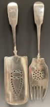 A George III silver serving slice, H Skidman, London 1810; George IV Fish Serving Fork, William