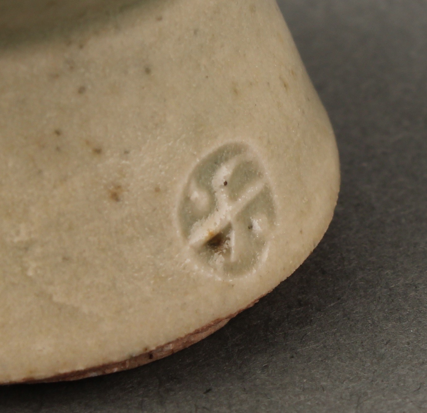 A Leach Pottery sake carafe and stopper with pair of conical sake glasses, glazed in celadon - Image 10 of 10