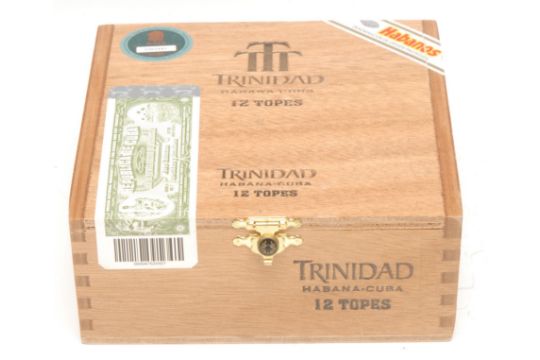 Smoking & Tobacciana - A set of twelve Trinidad Topes cigars, 12.5cm long each, boxed, stamped MAR - Image 3 of 4