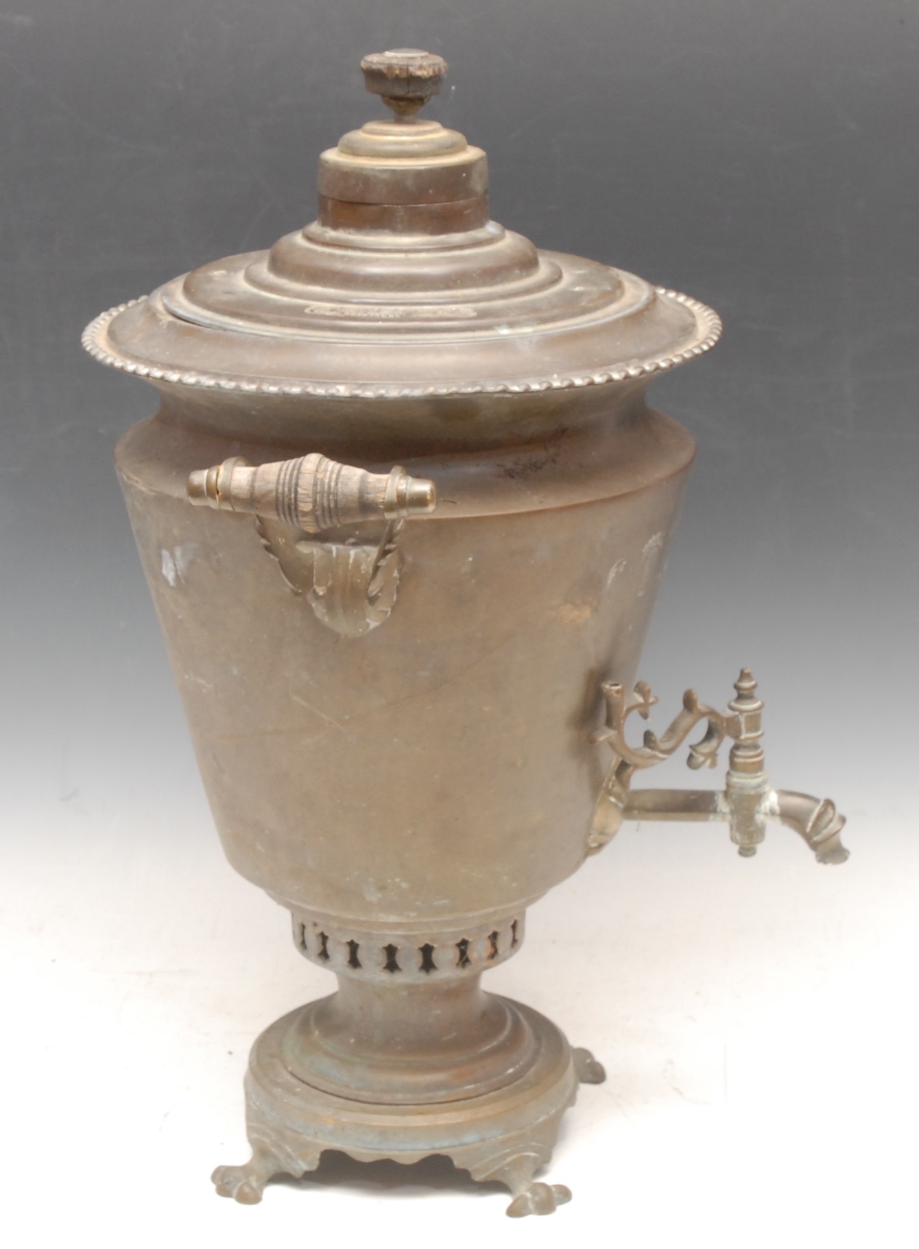 A Russian brass samovar, stepped cover, beaded border, turned finial and handles, paw feet, 43cm - Image 3 of 4