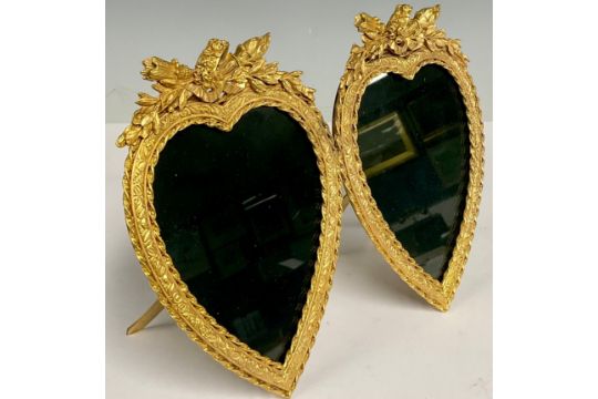 A reproduction Louis XVI style gilt brass double love heart shaped photograph frame, the crests - Image 3 of 3