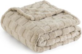 Bedsure Soft Fleece Throw Blanket - Fluffy Cosy Warm Checkboard Fleece Blanket for Sofa, Bed and