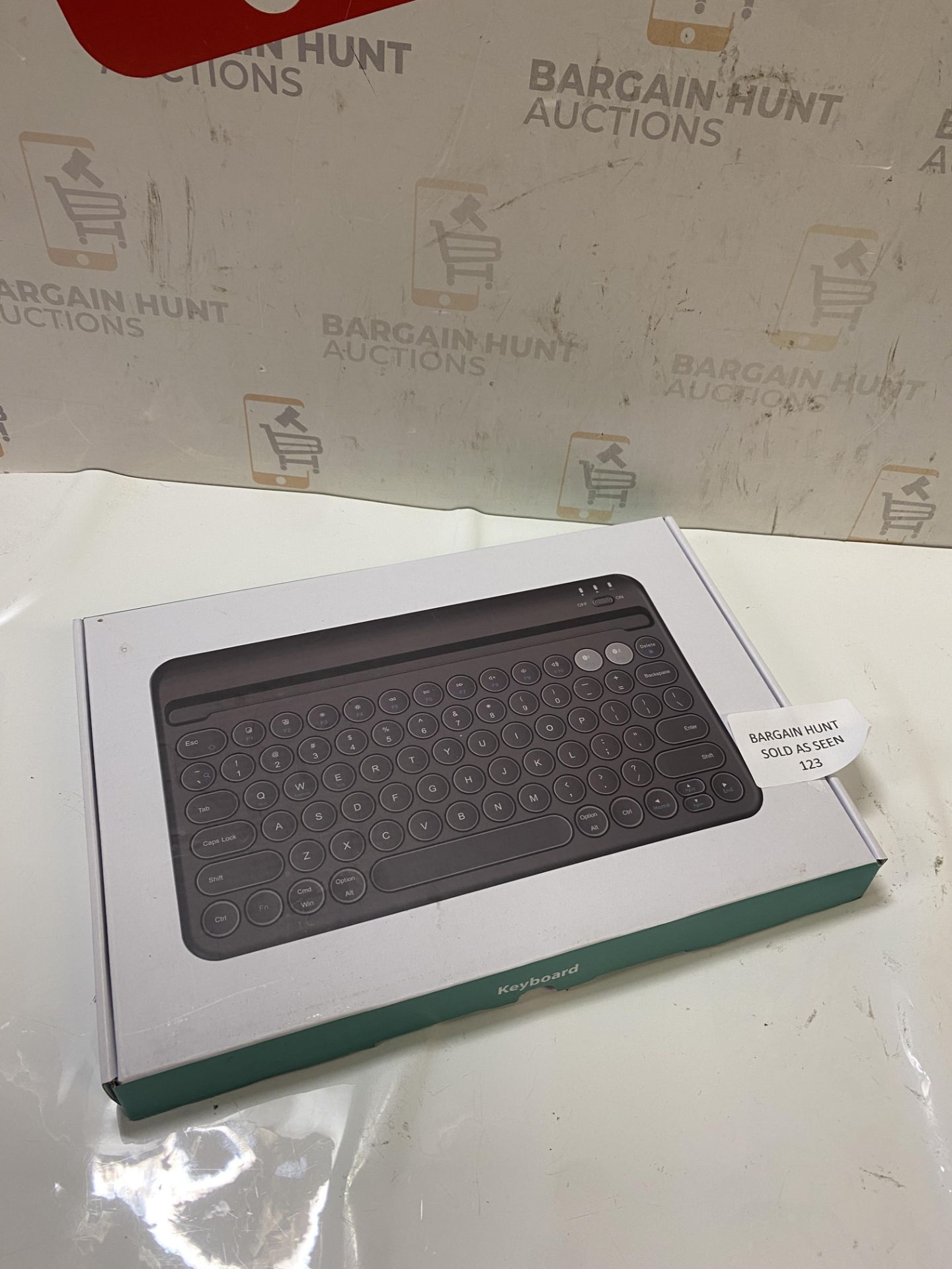 RRP £25.99 Seenda Bluetooth Keyboard with Tablet/Phone Holder, Dual Bluetooth Connections, Small - Image 2 of 3