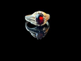 9ct yellow gold garnet ring size R/S, 3.64g gross weight