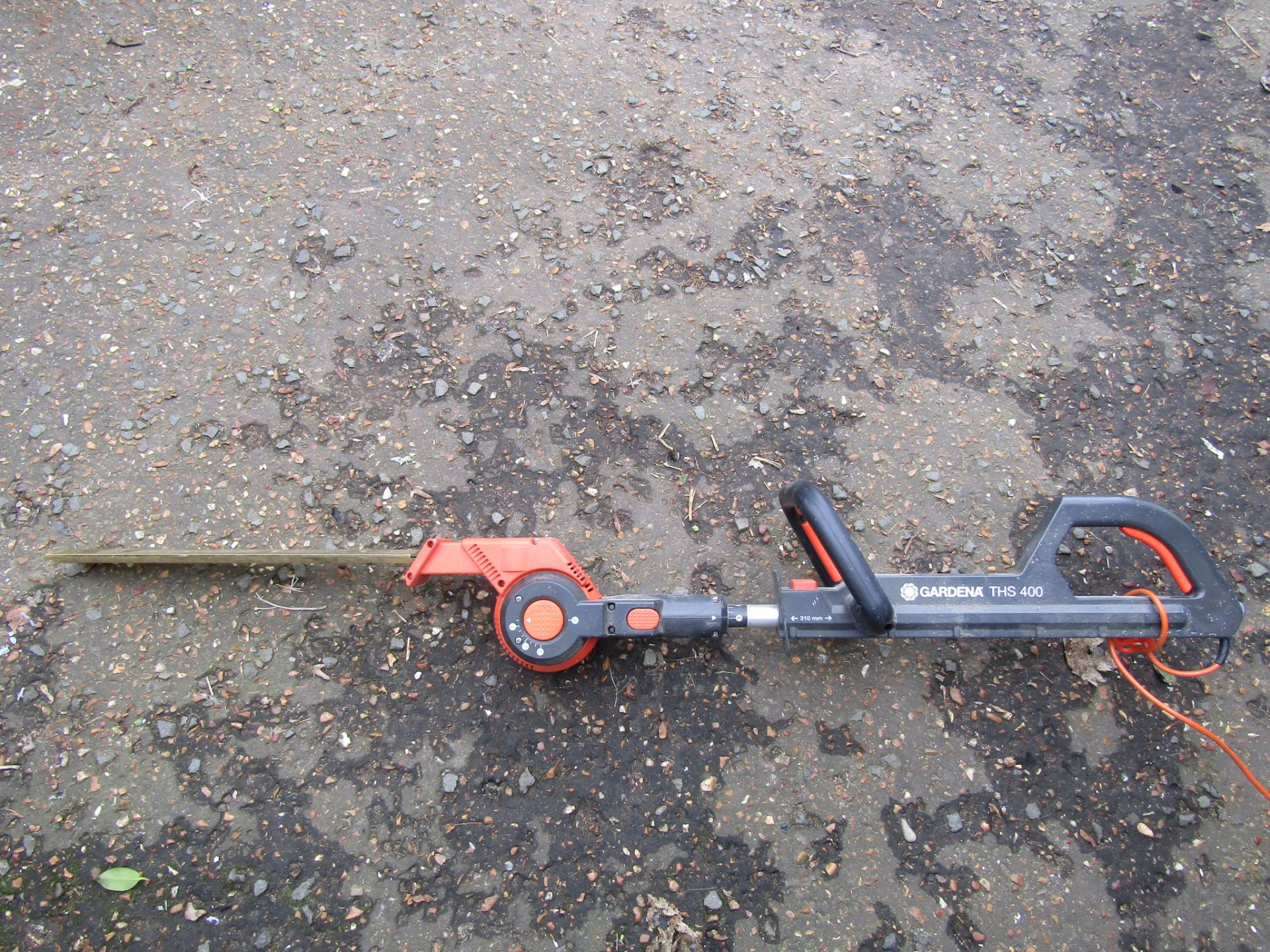 Gardena THS 400 long reach electric hedge trimmer from a house clearance - Image 3 of 3