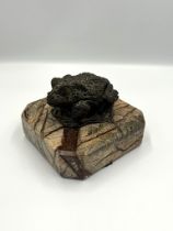 Bronze study of a toad lidded trinket box set on a marble plinth, toad 10.5cm long, 5cm high. Marble
