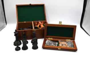 Wood carved travel chess set plus 32 carved chess pieces (unweighted) in the 'staunton' pattern in