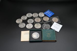 2005 £5 commemorative coin, plus a baker's dozen (13) ERII crowns and George VI 1951 crown