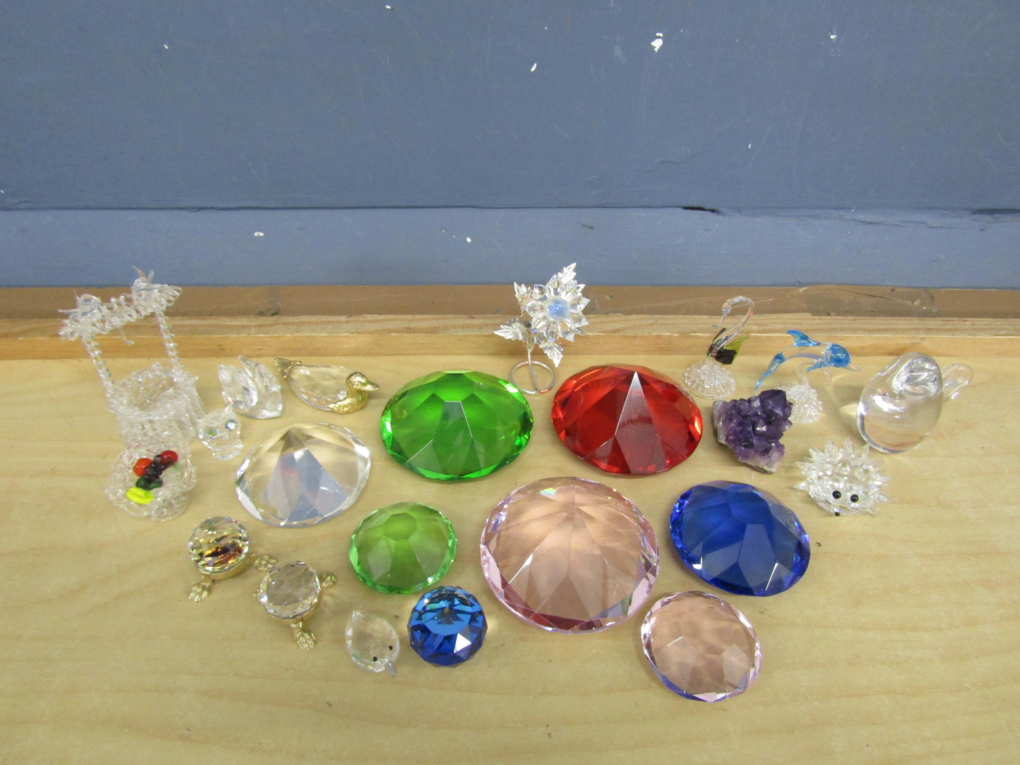 Small crystal animals to include Swarovski and coloured glass gem stones etc