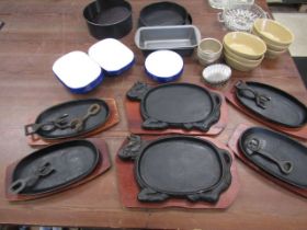 2 cattle shaped steak sizzlers and 4 oval plus a quantity of oven/ bake wares and 2 glass dishes