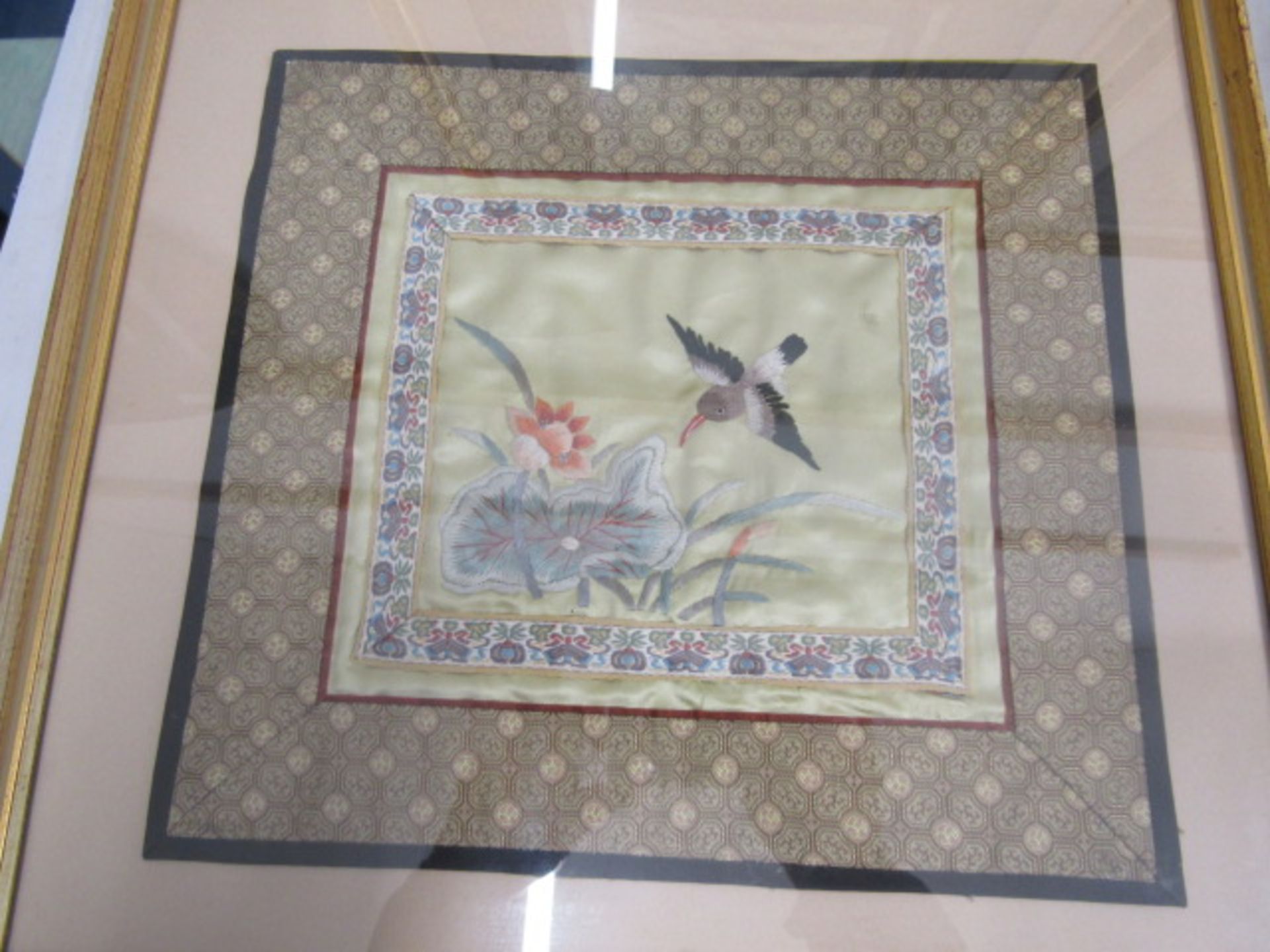 Set 4 Oriental embroideries of birds on silk 38x35cm - Image 5 of 5