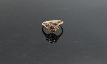 18ct gold Amethyst and peridot daisy cluster ring with 9ct gold adjuster, 2.2g