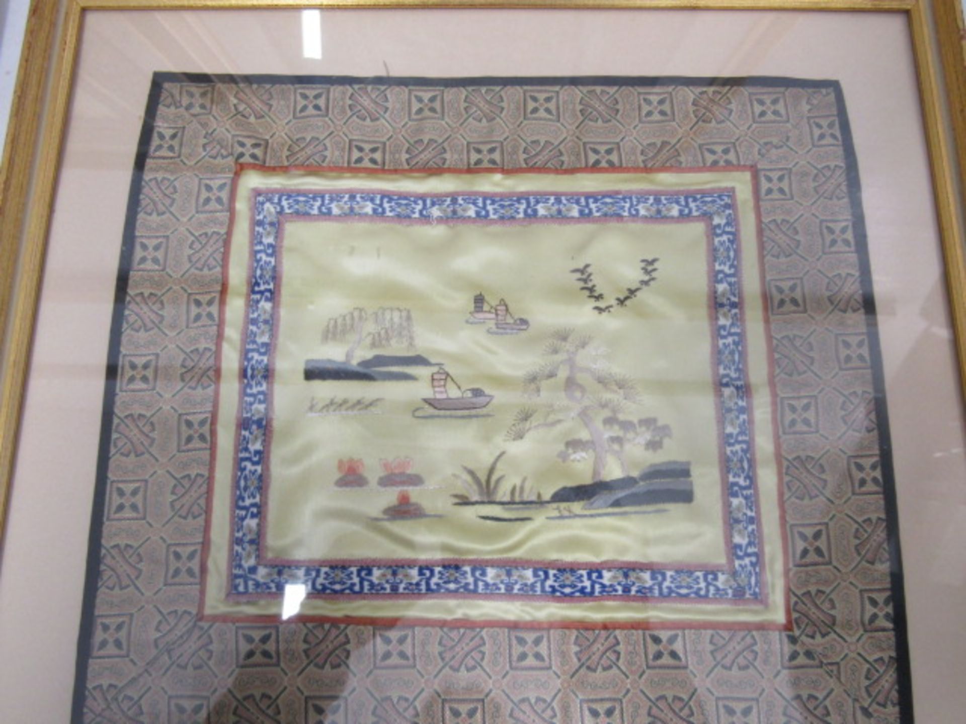 Set 4 Oriental embroideries of birds on silk 38x35cm - Image 4 of 5