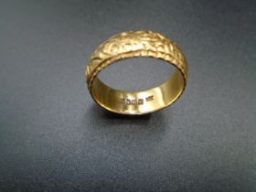 18ct gold engraved band ring hallmarked London 1929. Size S, 7.74g gross weight