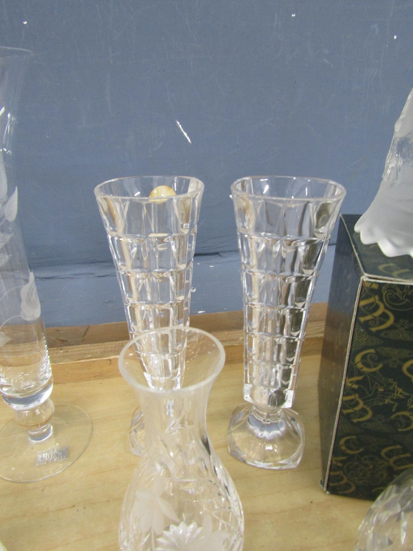 Quality glass vases, rose bowl and jug etc - Image 3 of 7