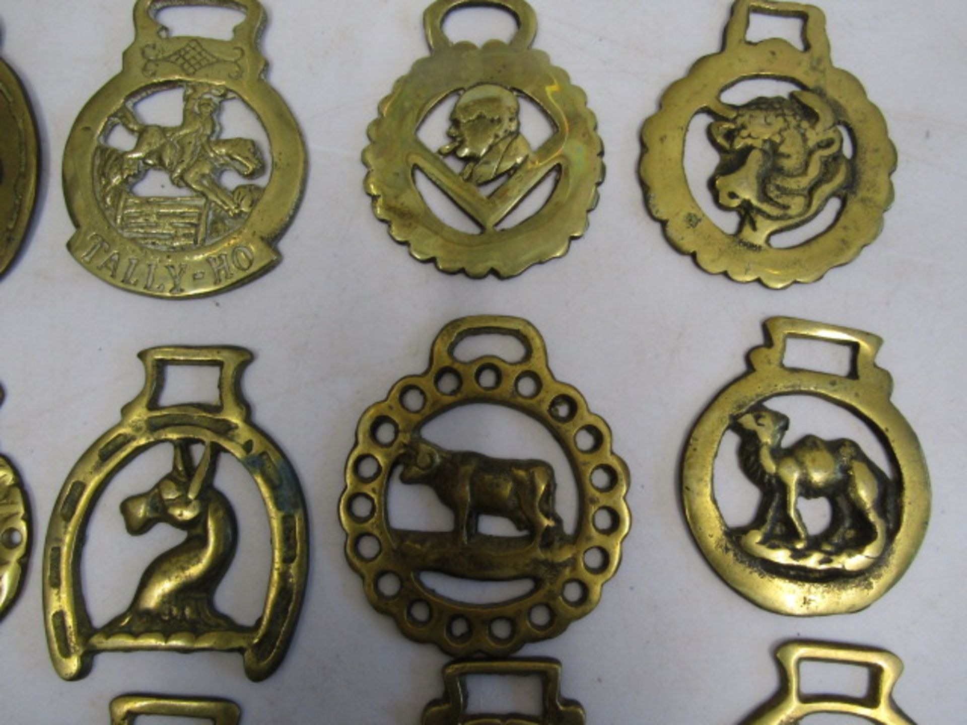 A quantity of horse brasses 35 in total - Image 4 of 7