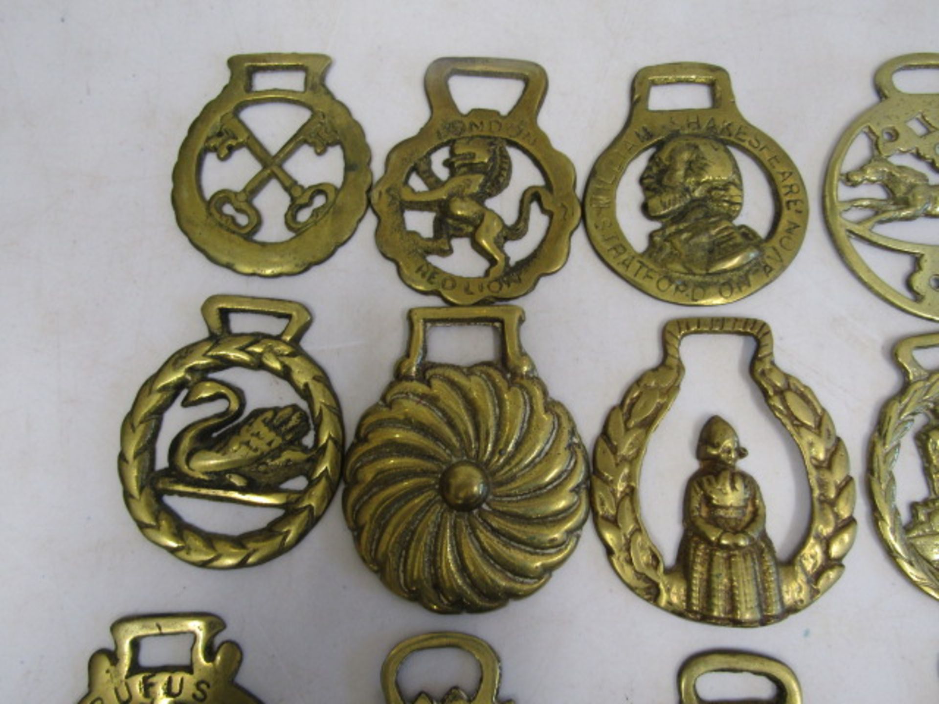 A quantity of horse brasses 35 in total - Image 2 of 7