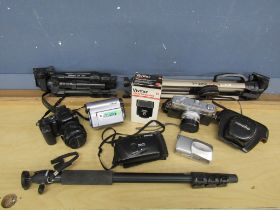 Cameras to include Konica Minolta Dimage A200, Minolta 7s and accessories etc