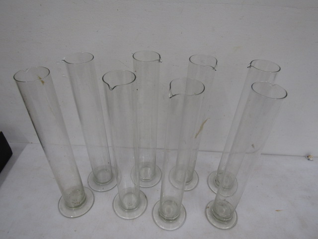 Old chemists measuring beakers 35cmH - Image 2 of 2