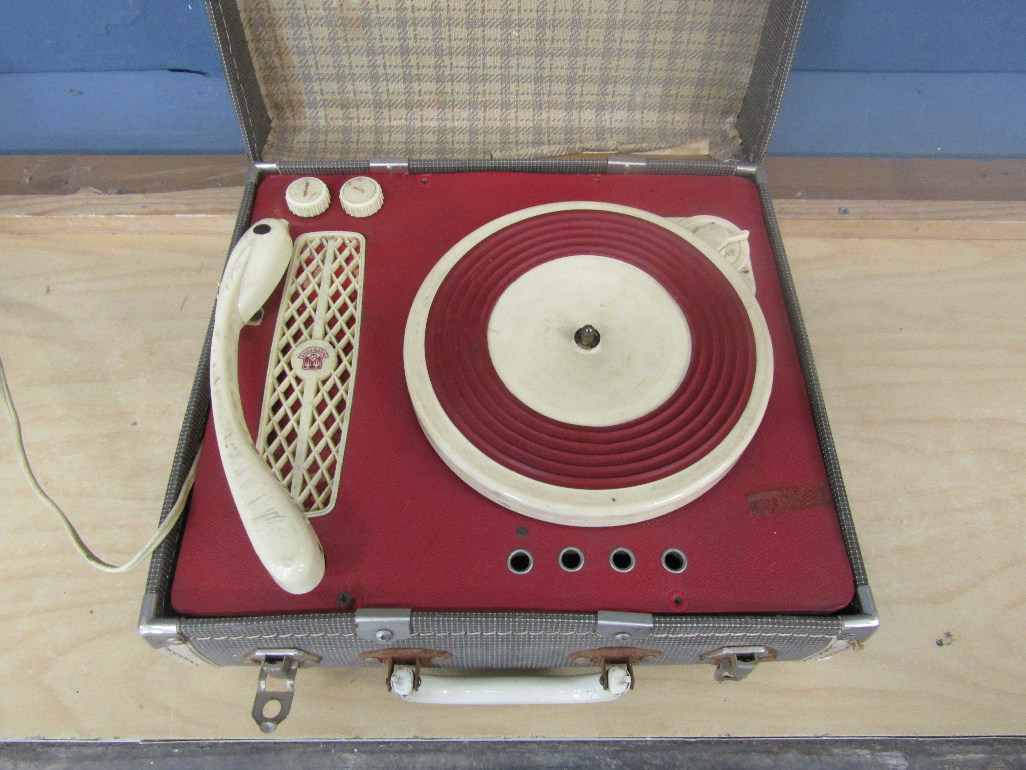 1950's/60's Regentone record player from a house clearance (no plug for display purposes only) - Image 3 of 3