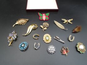 15 vintage brooches some a/f and a mother of pearl 'Nippy clip' tie clip, and a scarf clip depicting