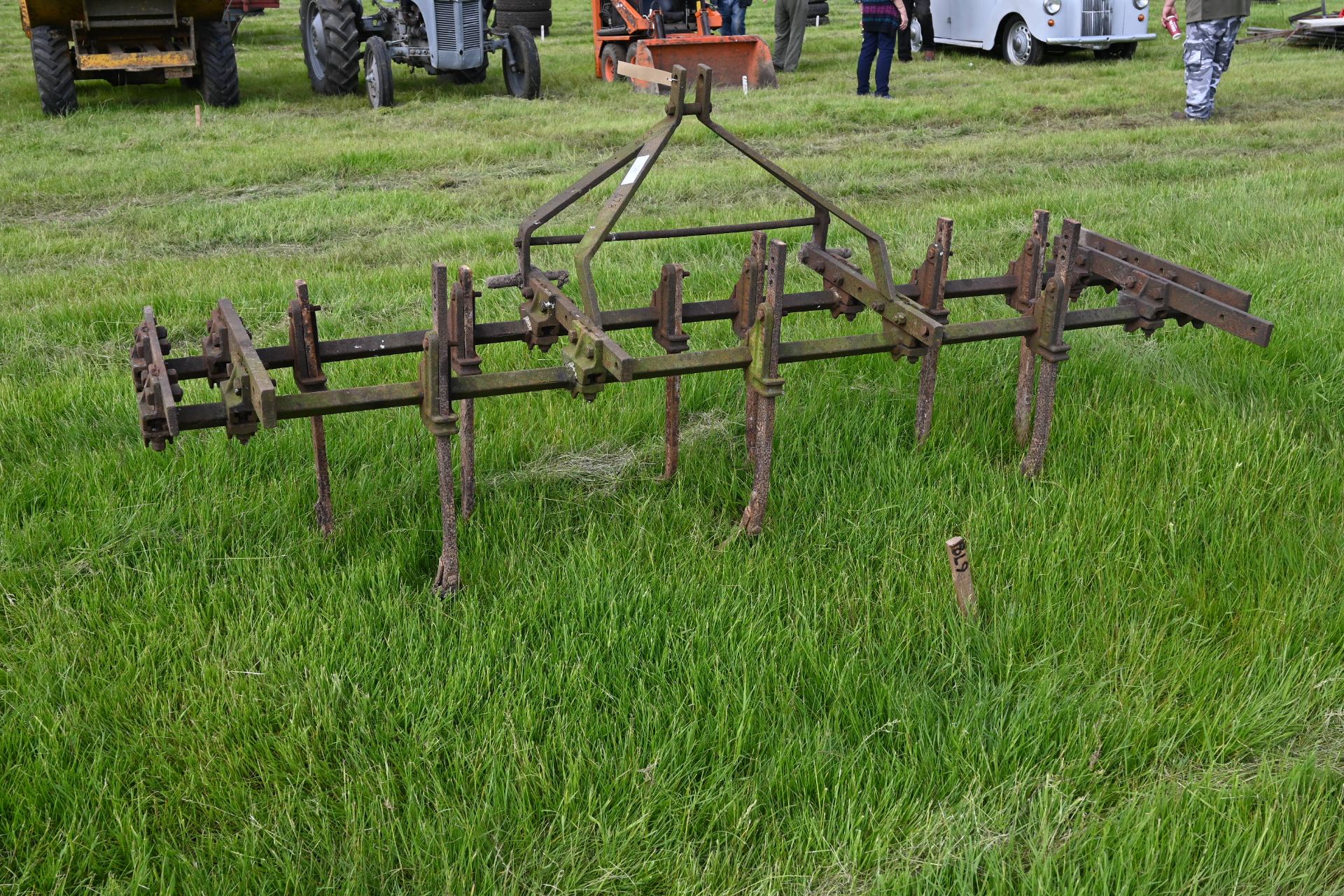 2-5 metre toolbar with nine rigid drag tines inter row cultivator - Image 2 of 2