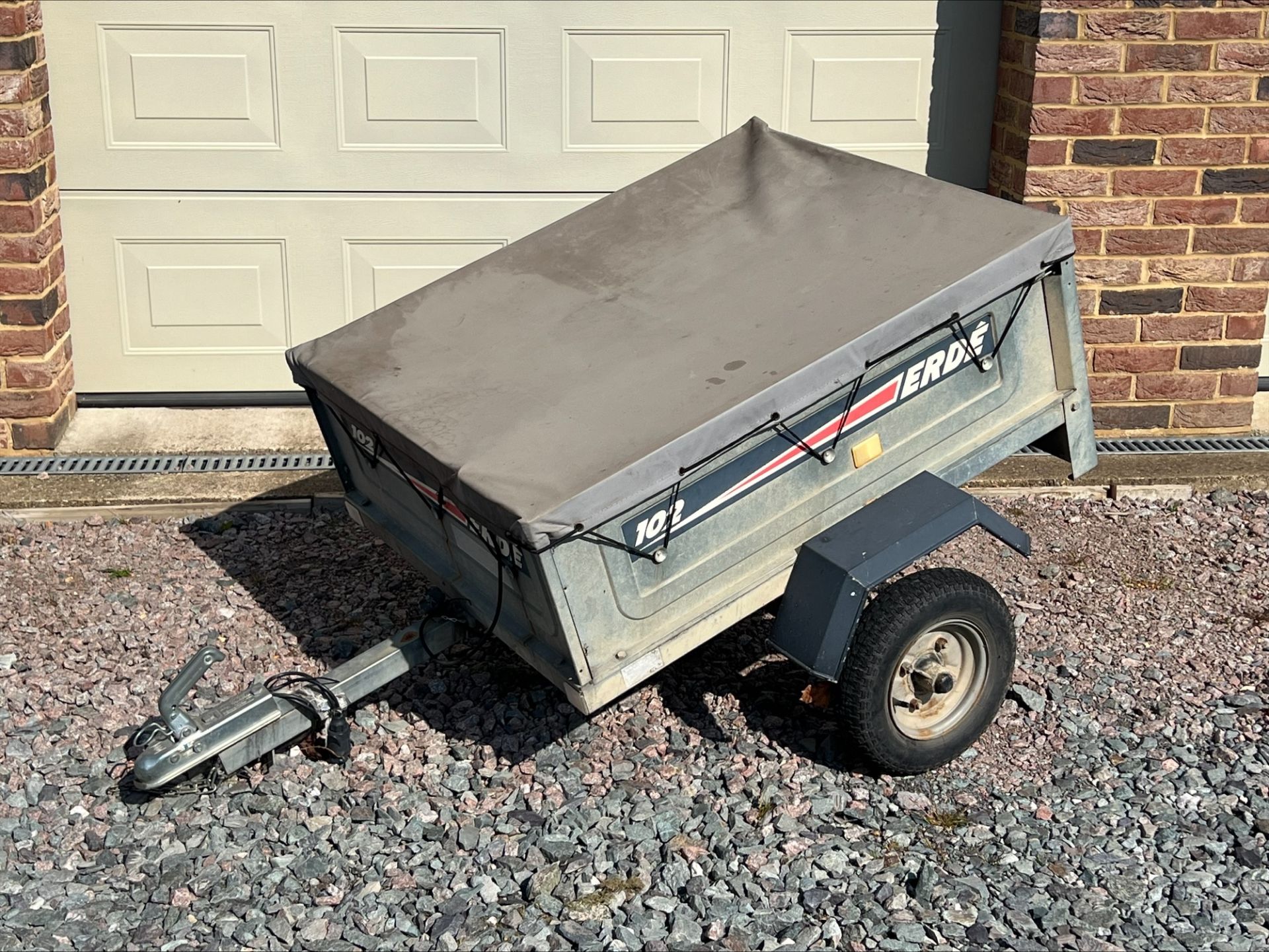 Single axle utility trailer with sides and cover