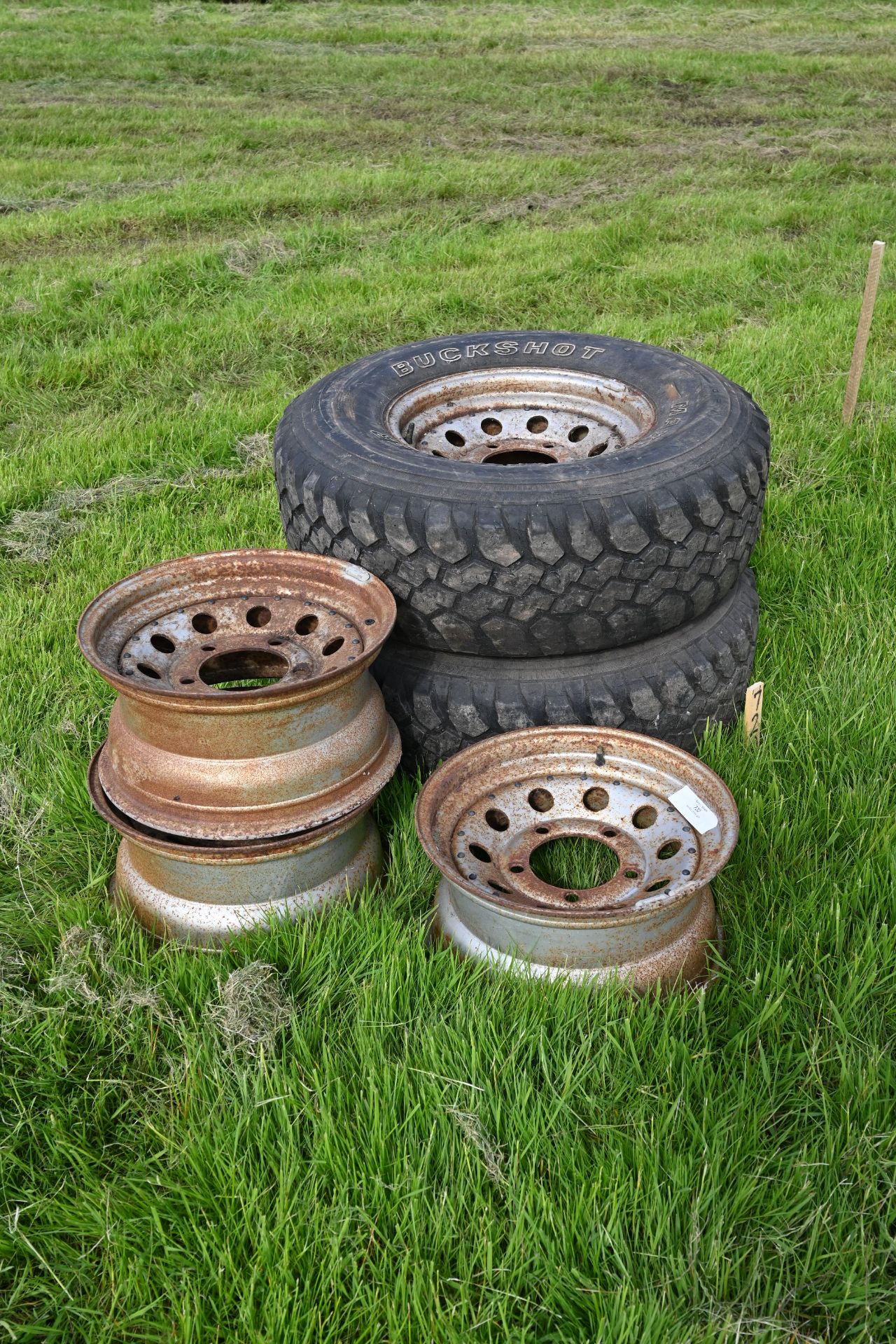 5x Defender/Discovery rims 8x16 (2 with tyres)