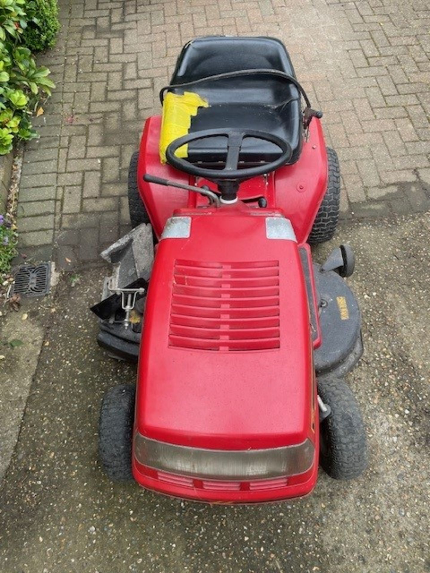 Westwood ride on lawnmower L1200 with grass collector - Image 2 of 4