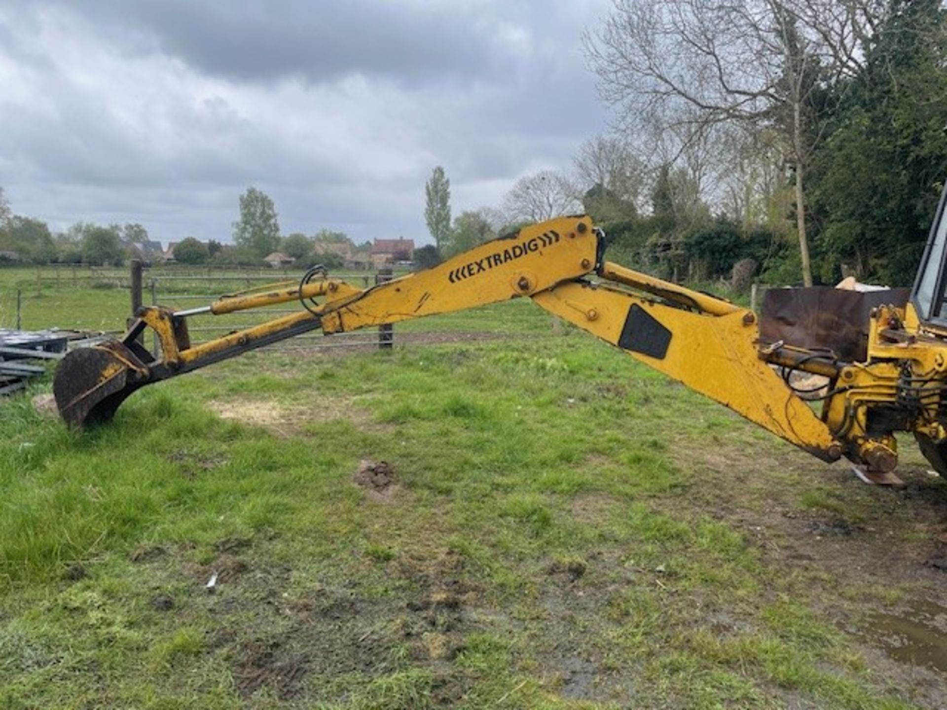 JCB site master - 2 wheel drive with extra long arm. comes with buckets 1515.2 hours on the clock - Image 3 of 5