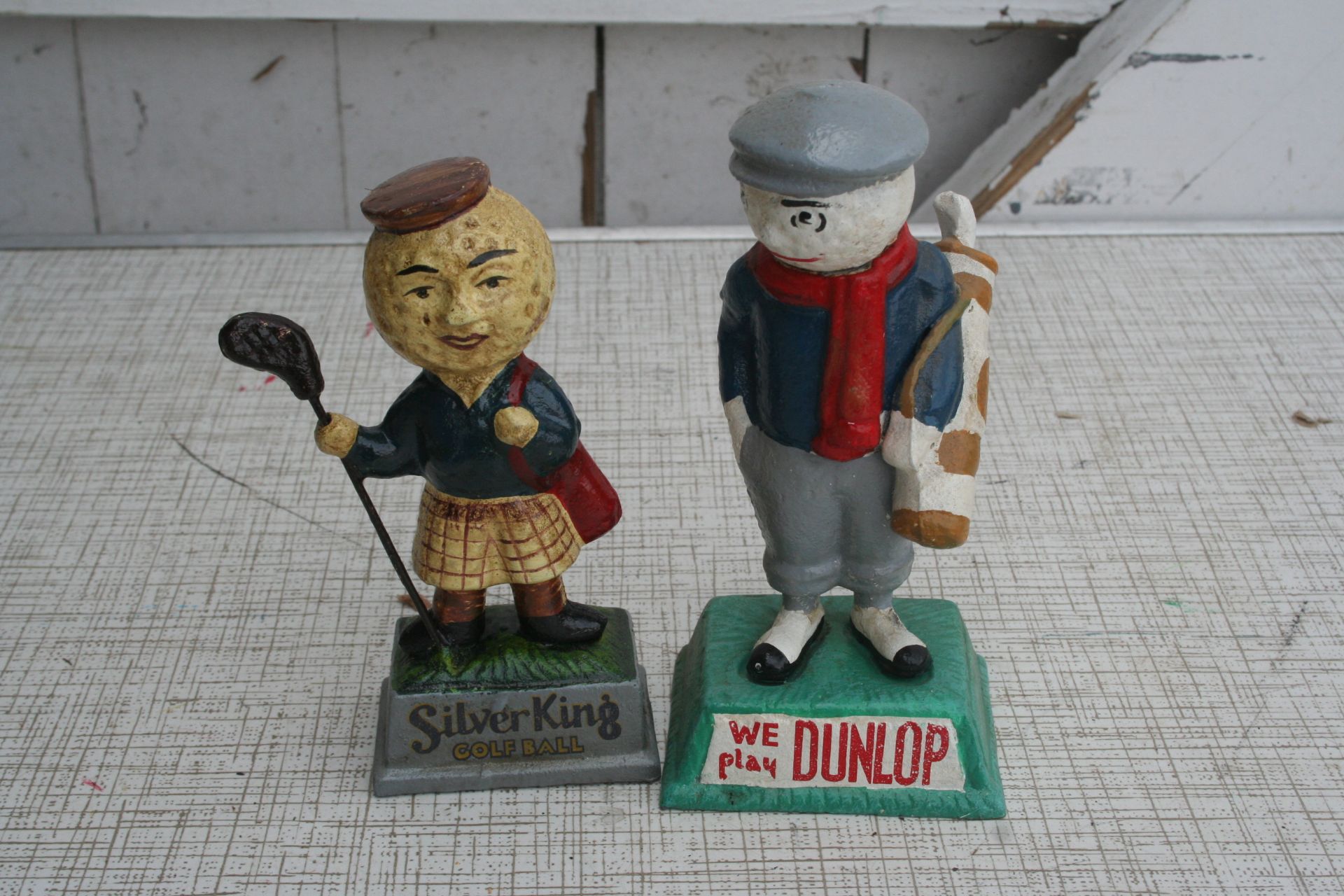 2 small golfer figures