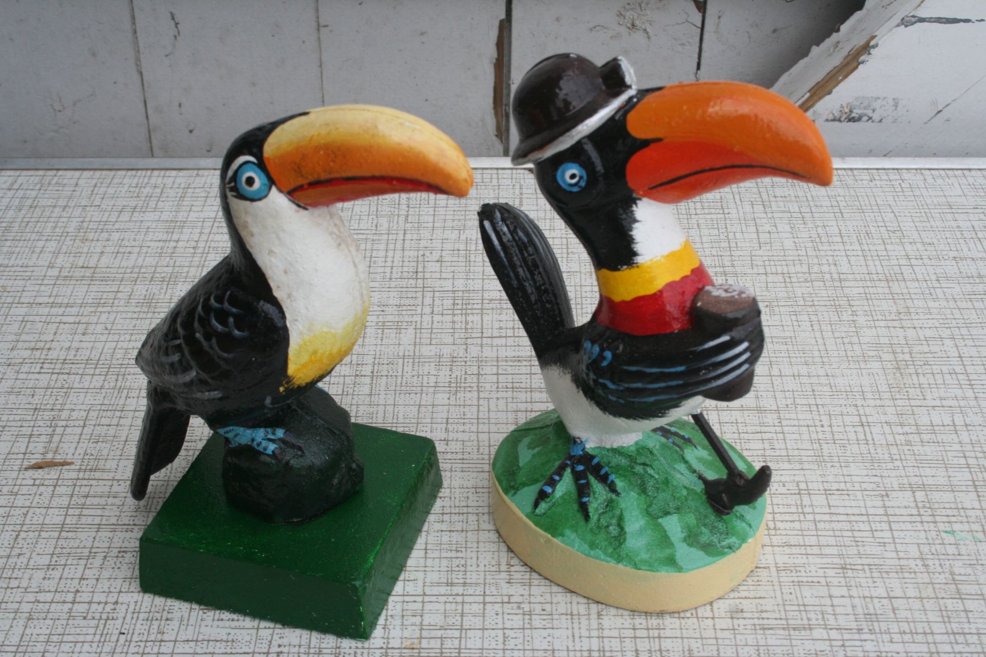 2 small Toucan figures