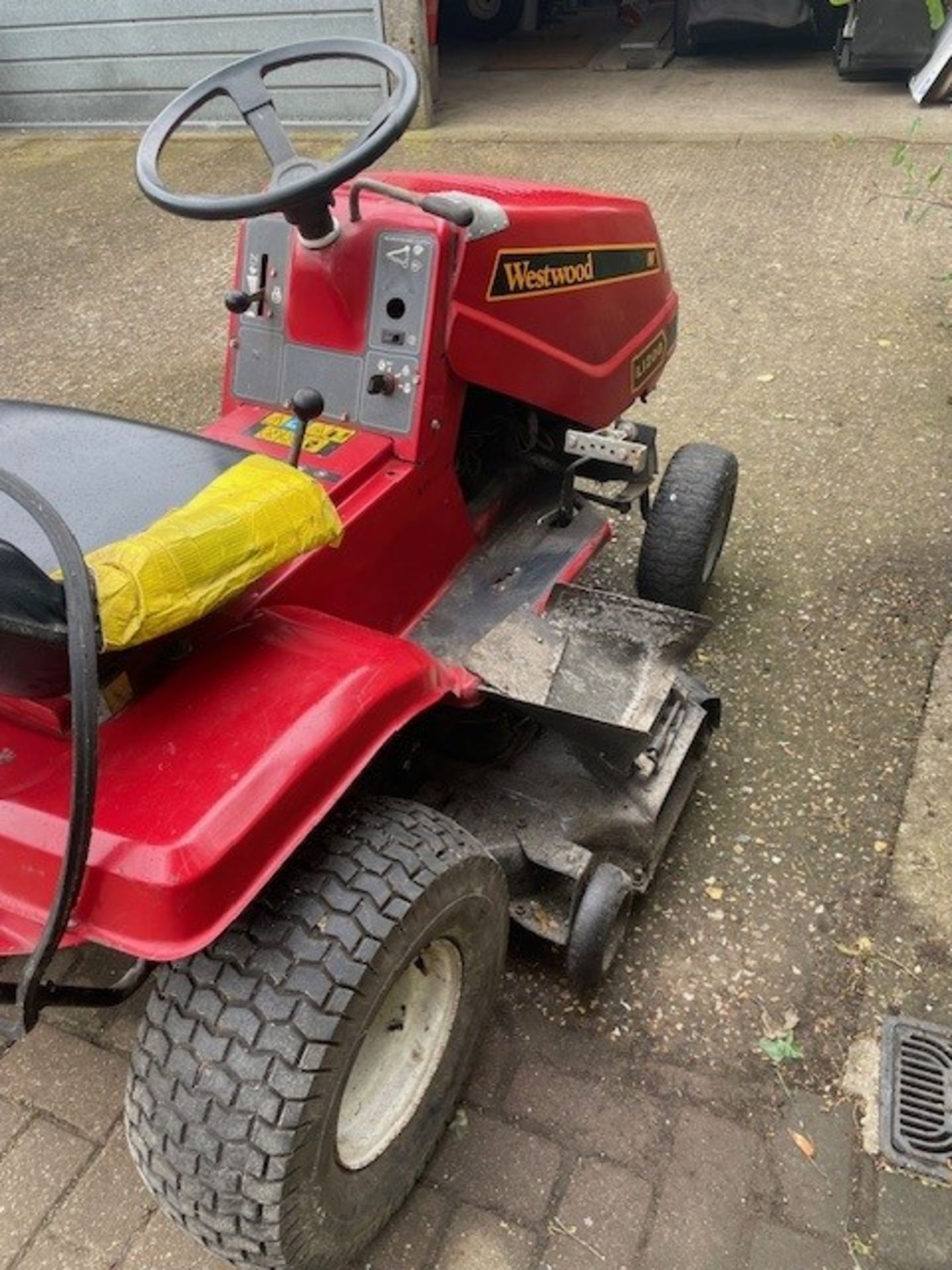 Westwood ride on lawnmower L1200 with grass collector - Image 4 of 4