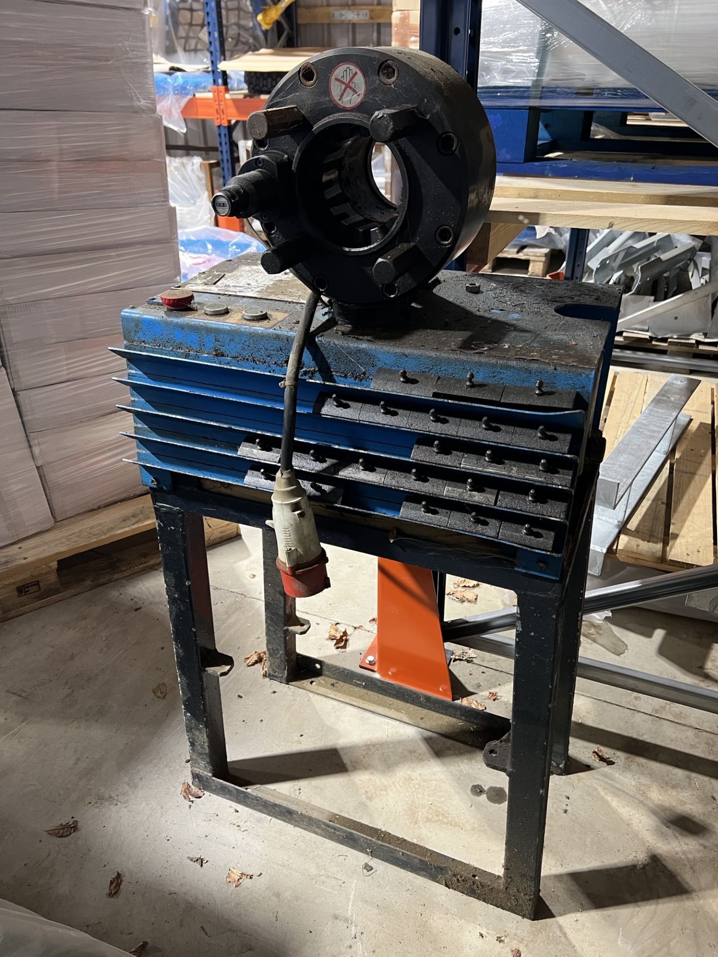 Swaging press for hydraulic hose pipes and a selection of crimp dies
