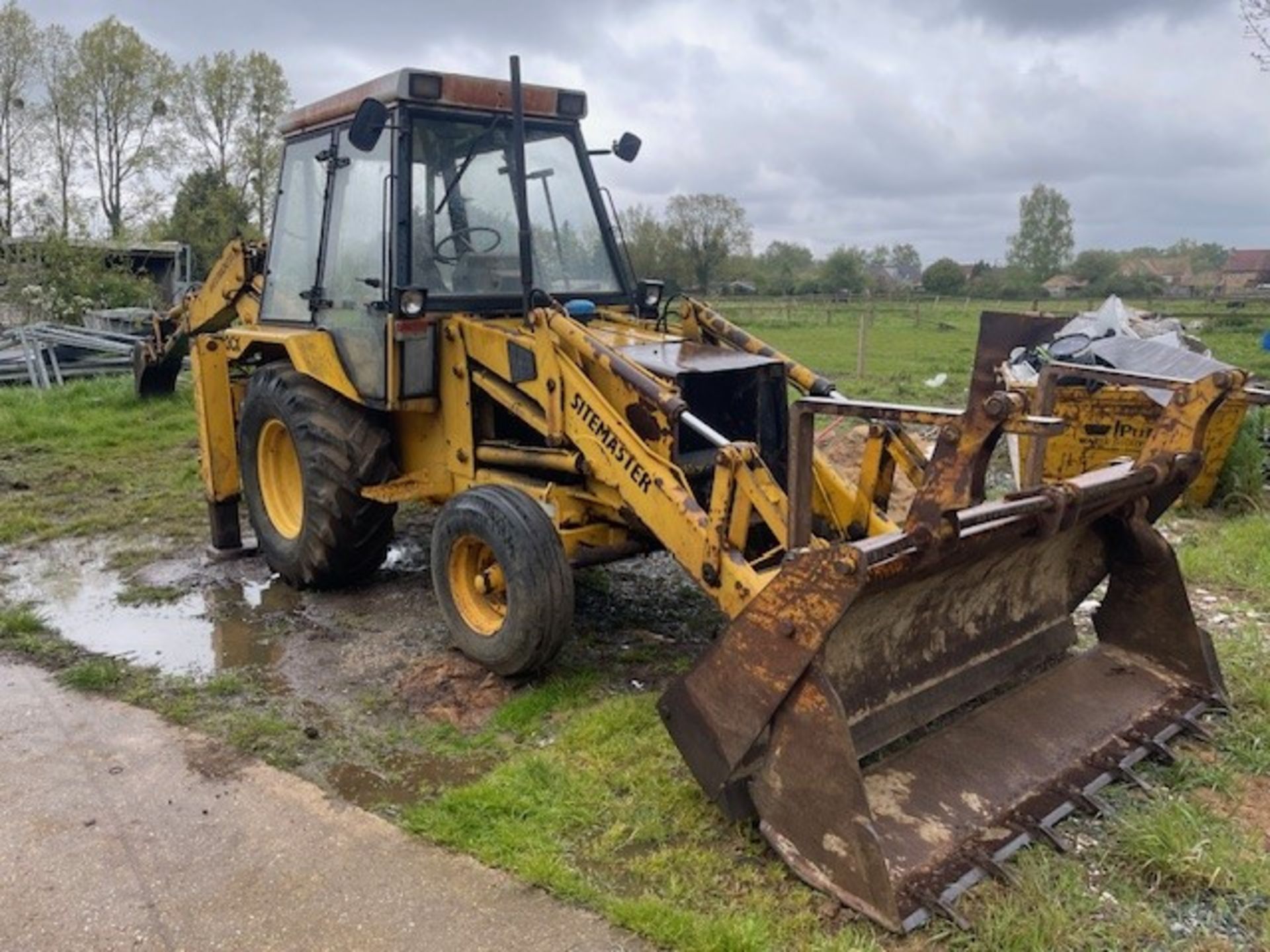 JCB site master - 2 wheel drive with extra long arm. comes with buckets 1515.2 hours on the clock