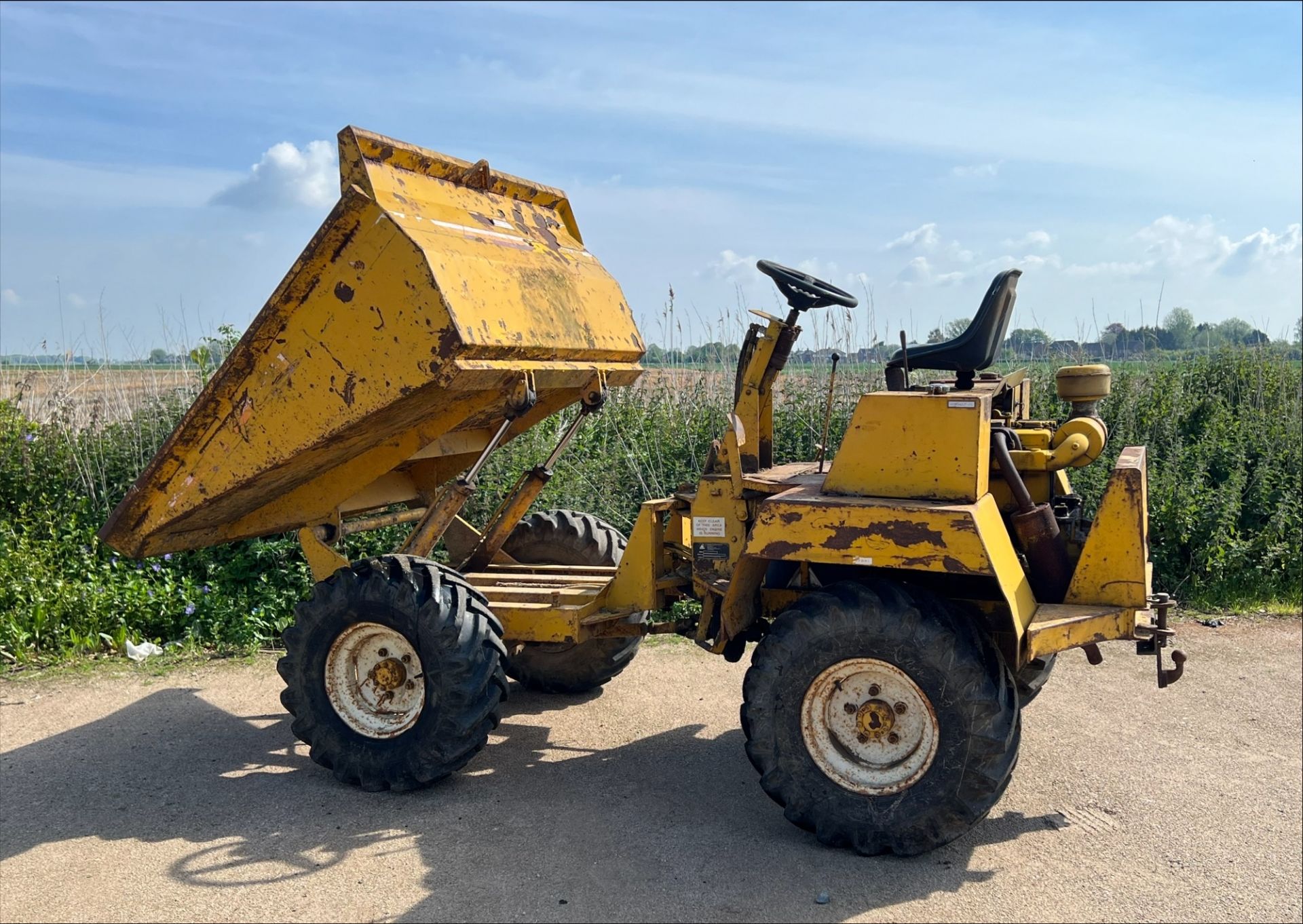 Winget 2 tonne 4 wheel drive diesel dumper truck