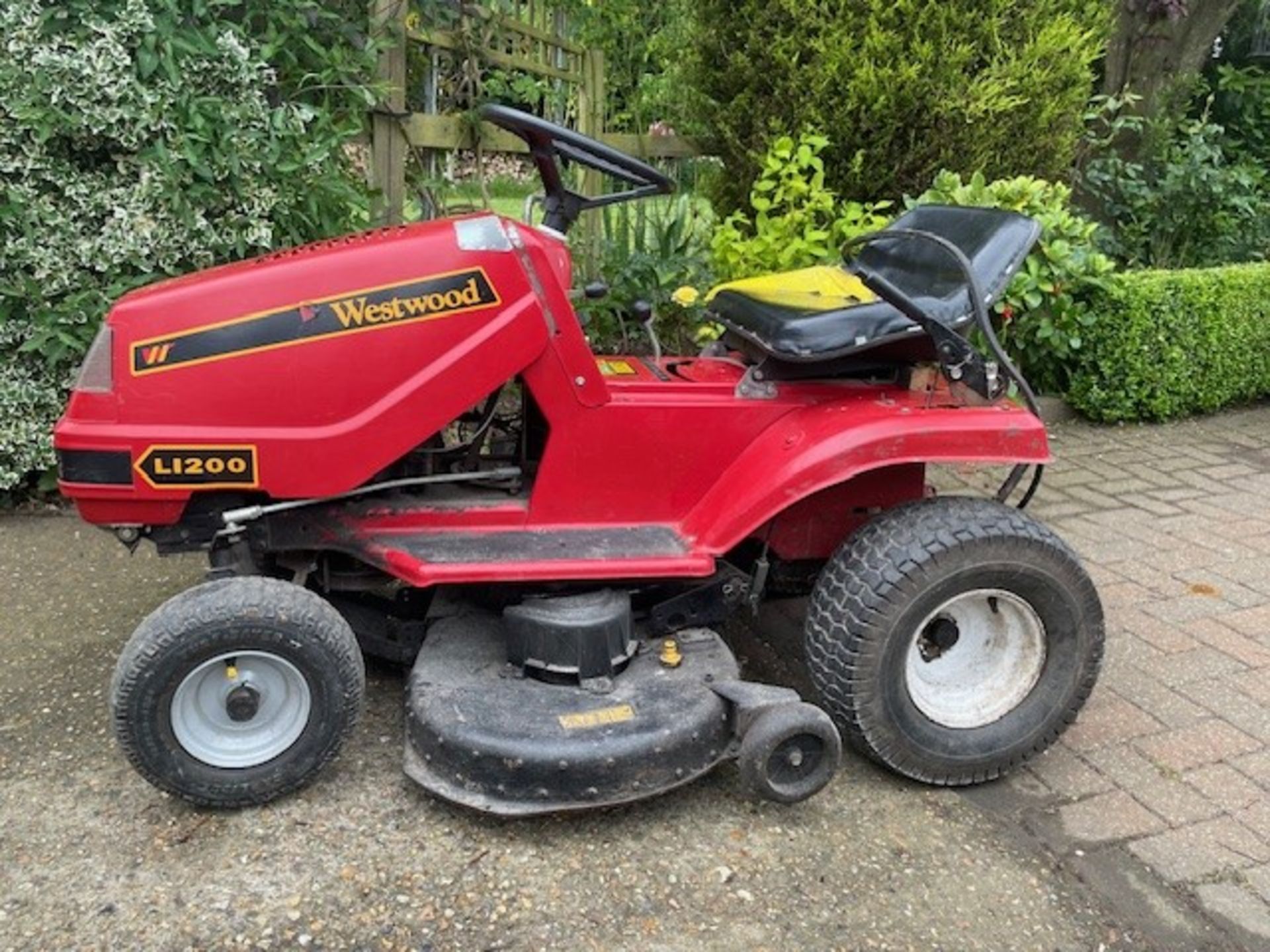 Westwood ride on lawnmower L1200 with grass collector