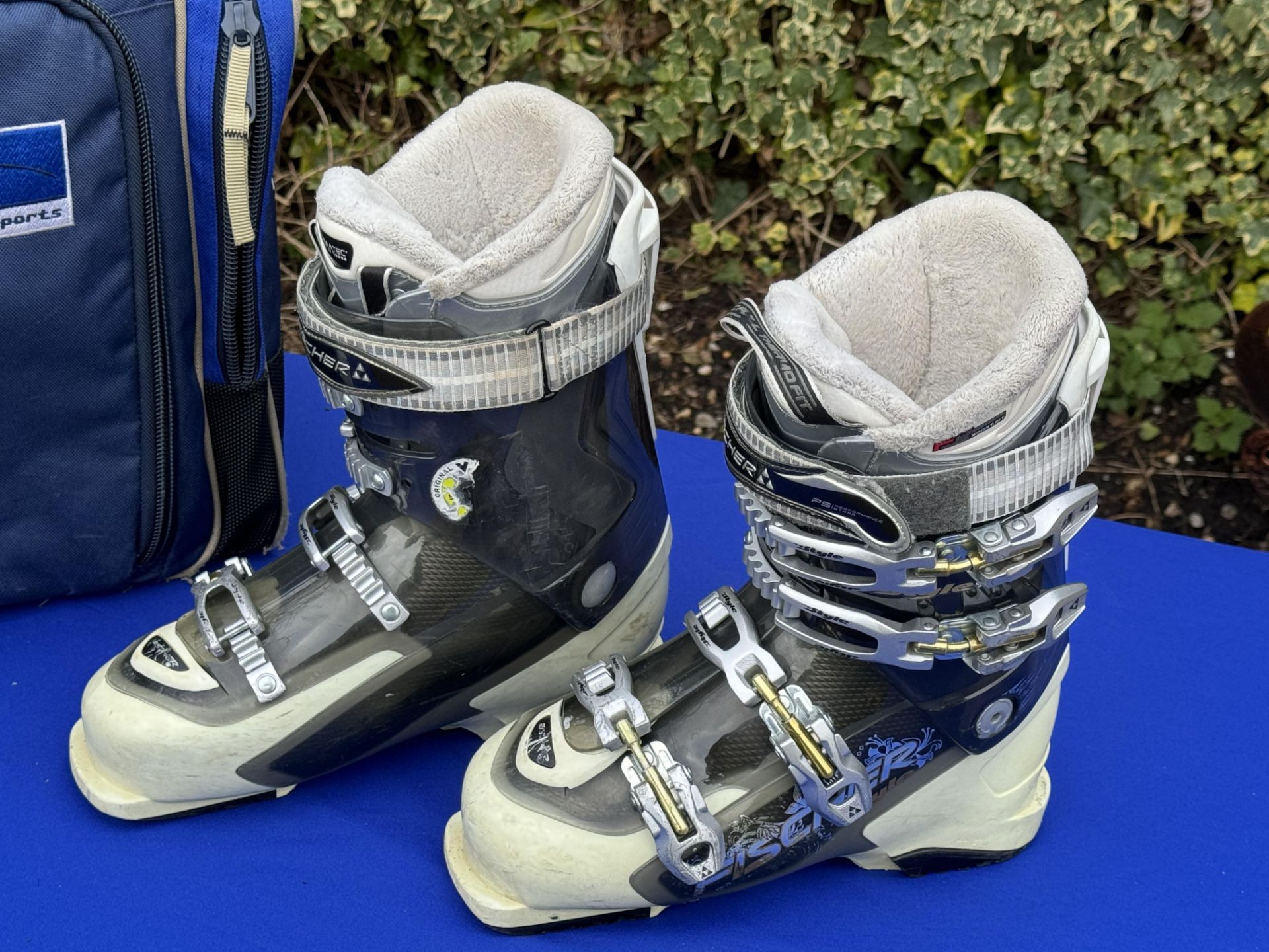 Three sets of Ski Boots Lowa Solomon Fischer all with bags - Image 6 of 25