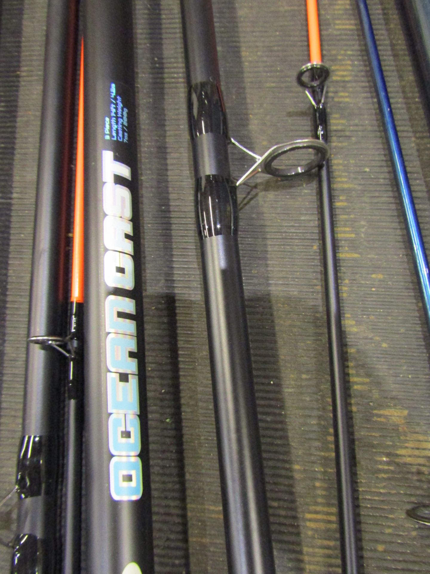4 Sea fishing rods, 3 reels, a pole and box of tackle - Image 6 of 18