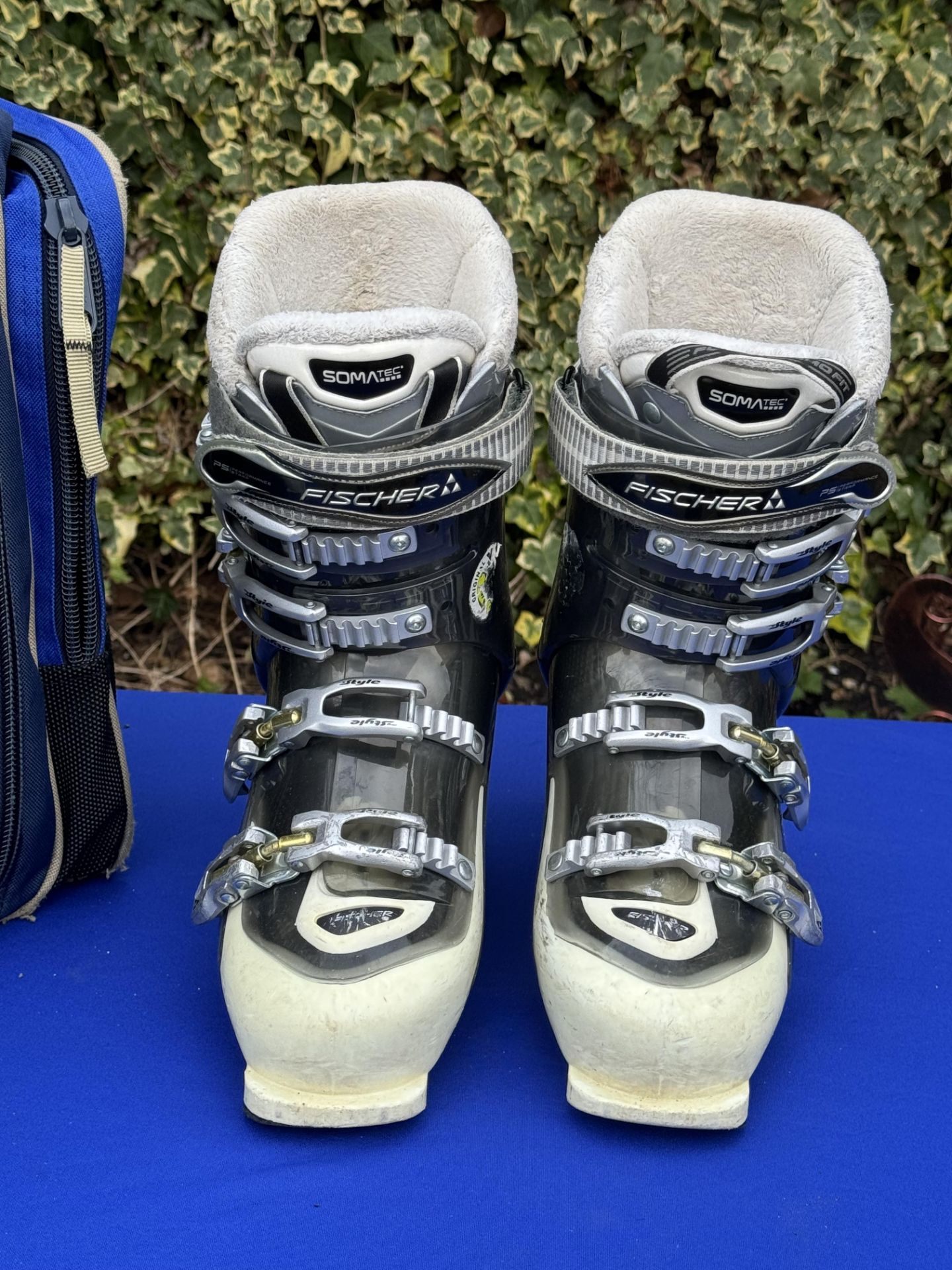 Three sets of Ski Boots Lowa Solomon Fischer all with bags - Image 3 of 25