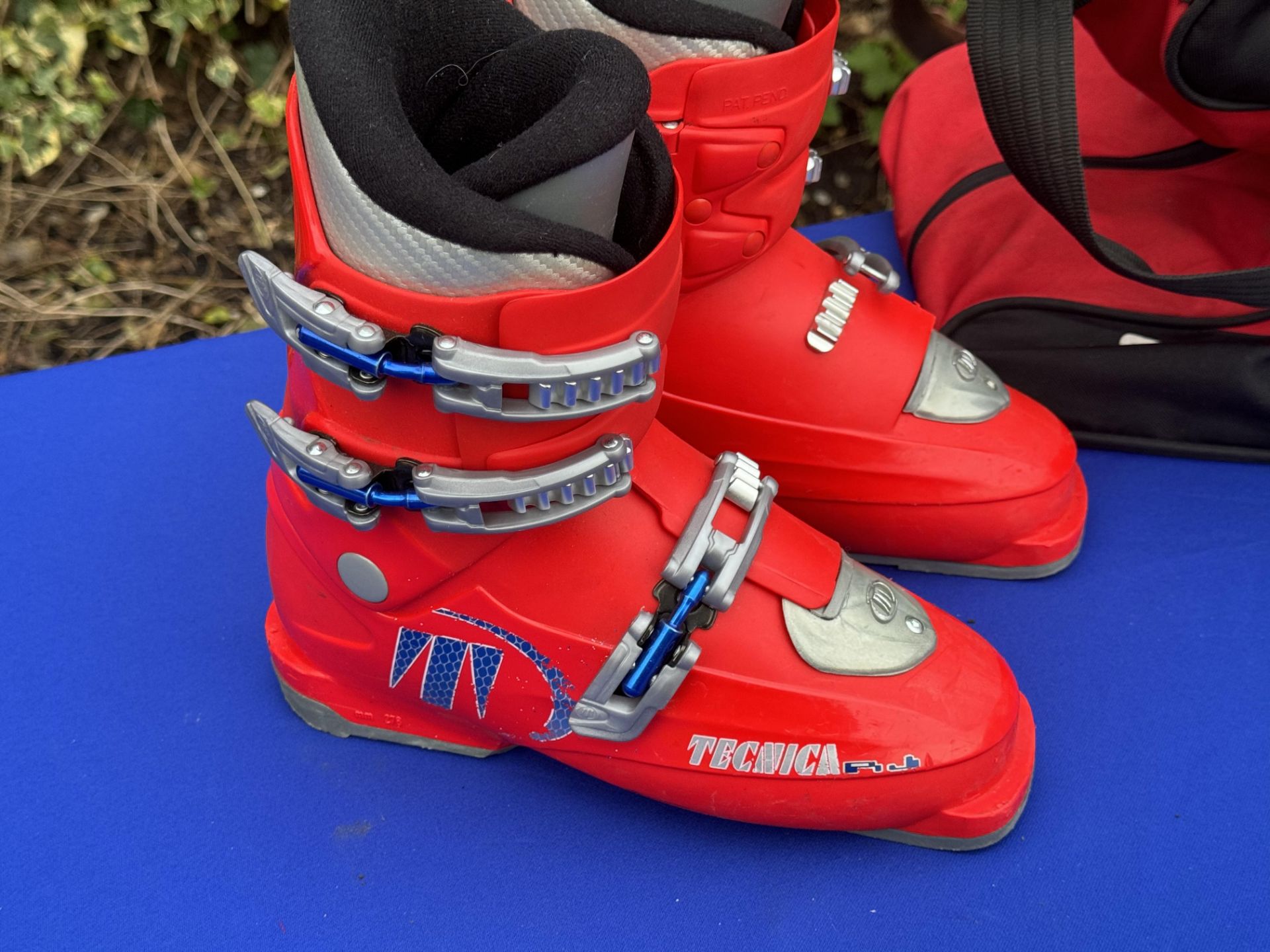 Three sets of Ski Boots Lowa Solomon Fischer all with bags - Image 21 of 25