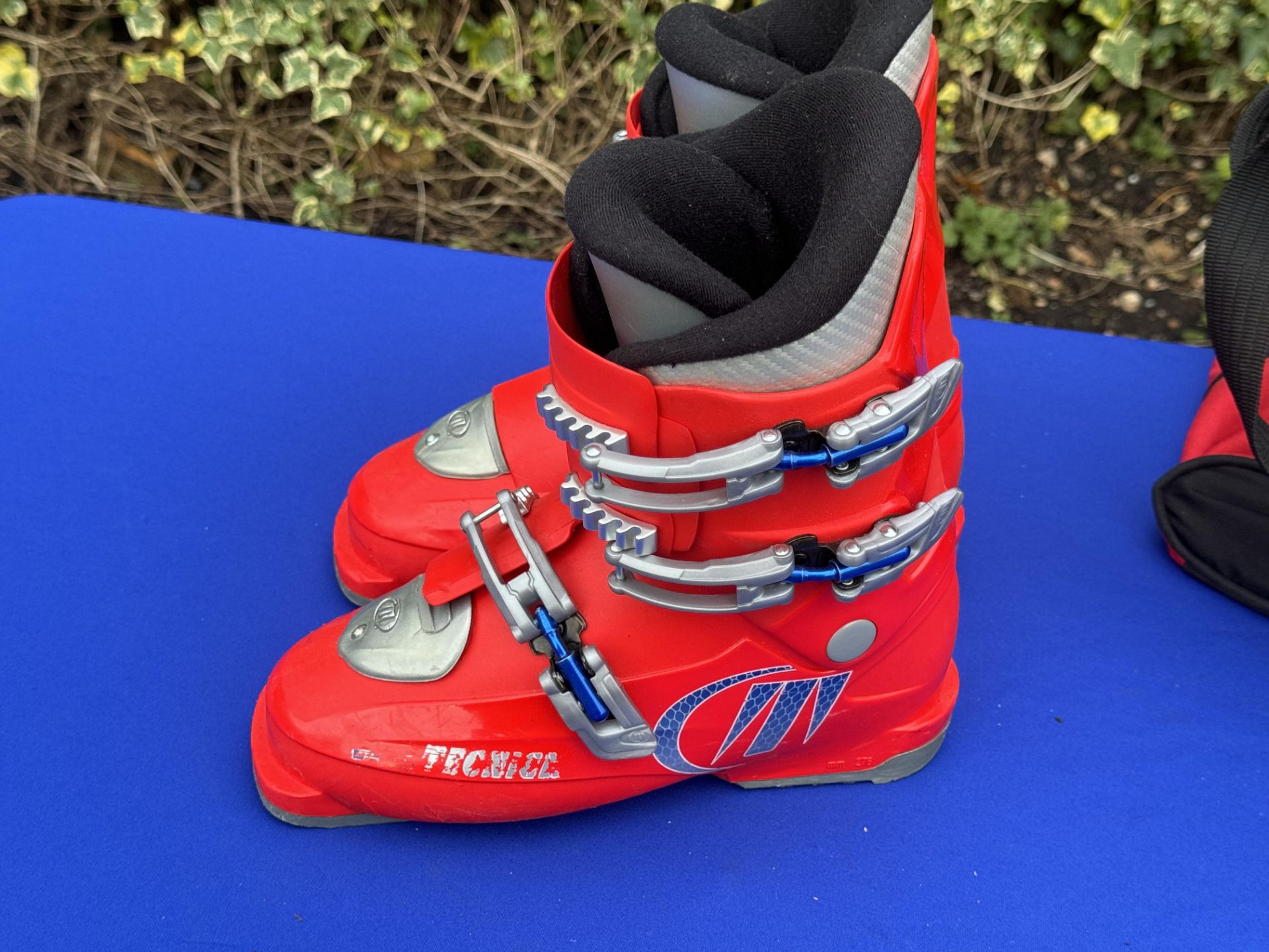 Three sets of Ski Boots Lowa Solomon Fischer all with bags - Image 22 of 25