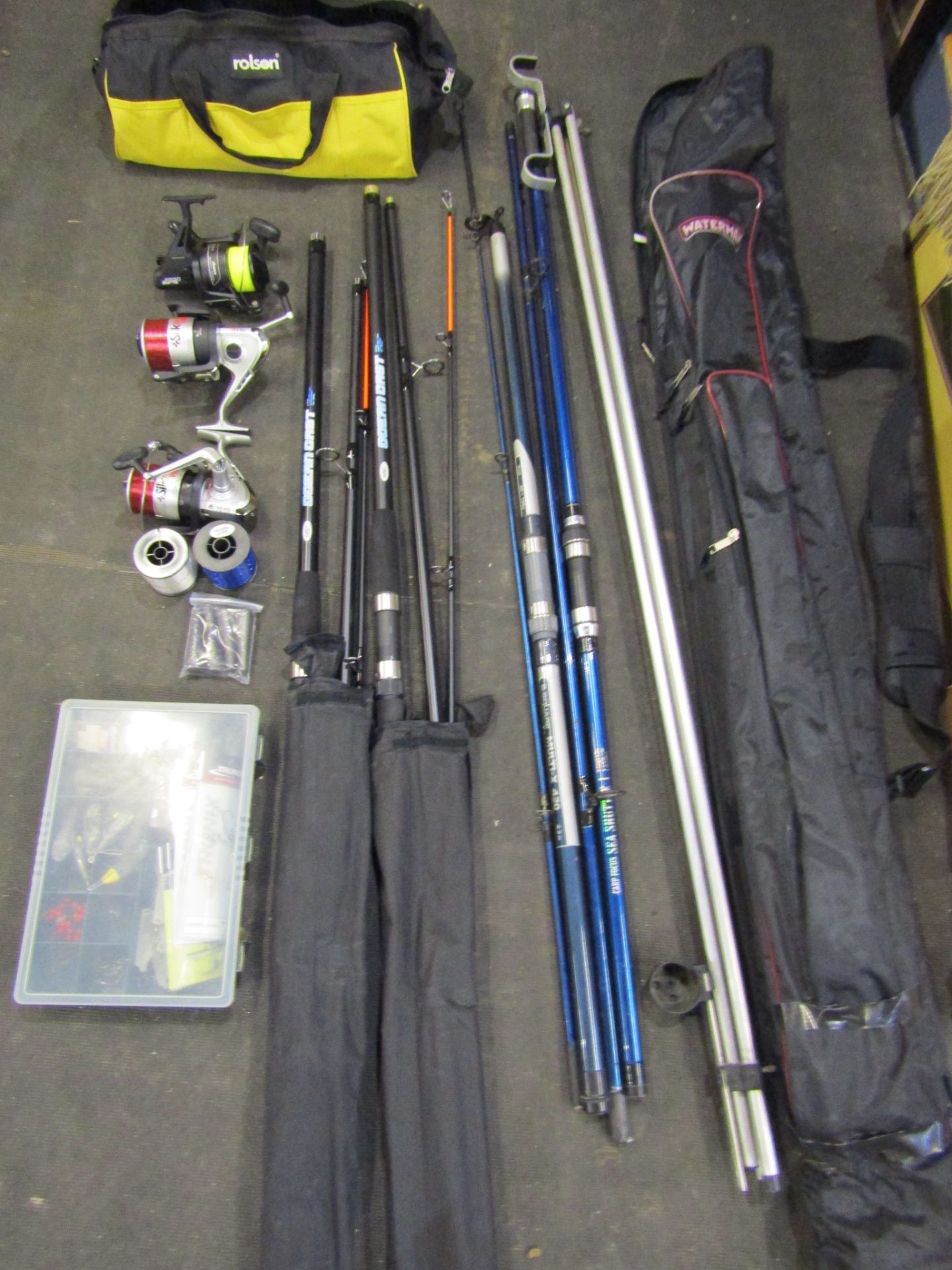 4 Sea fishing rods, 3 reels, a pole and box of tackle