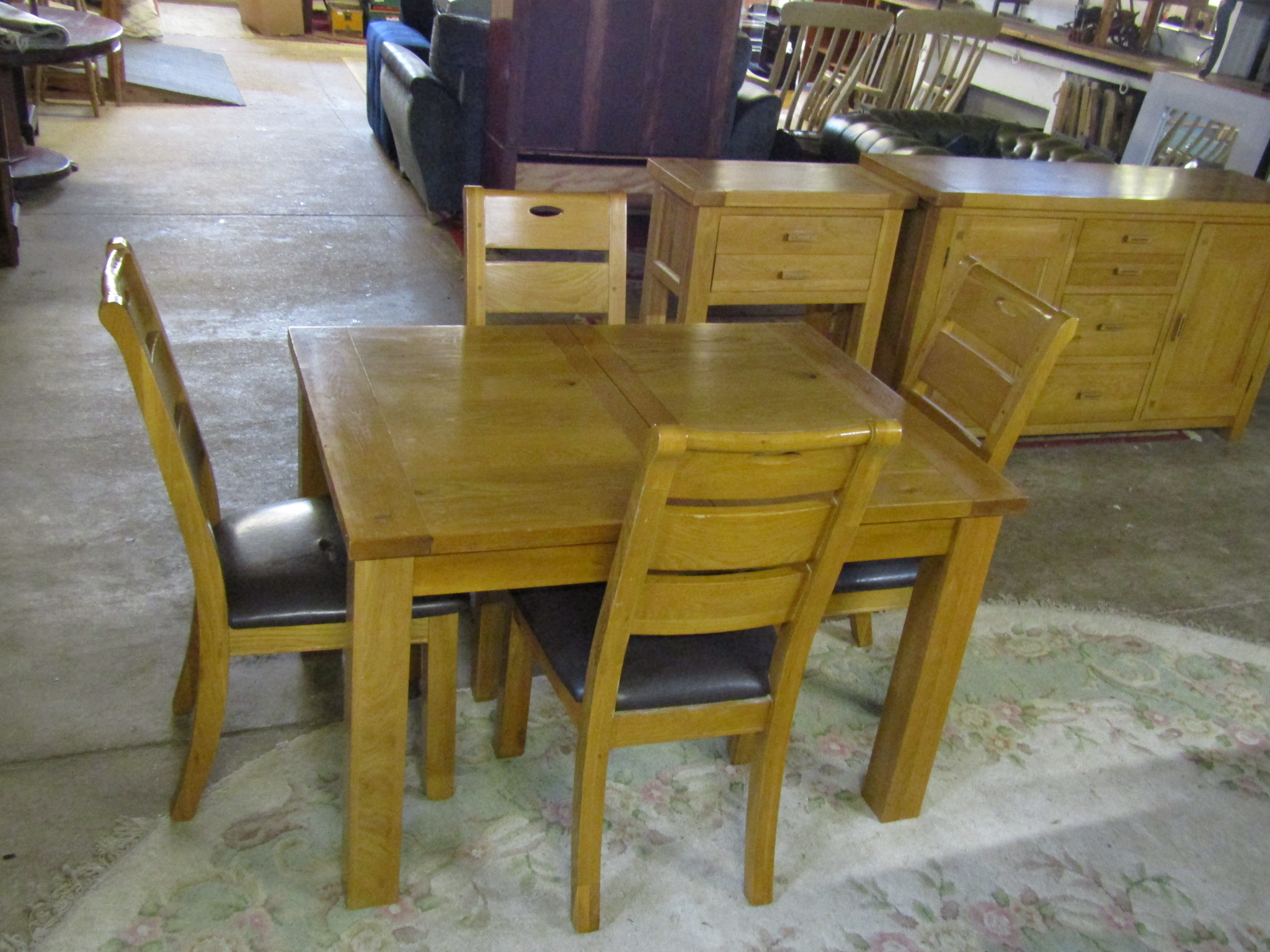 Oak extending dining table and 4 upholstered chairs - Image 3 of 4