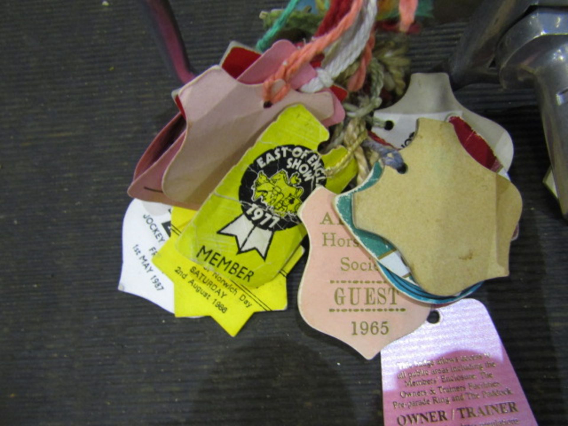 A ladies shooting stick with vintage horse show tags - Image 3 of 3