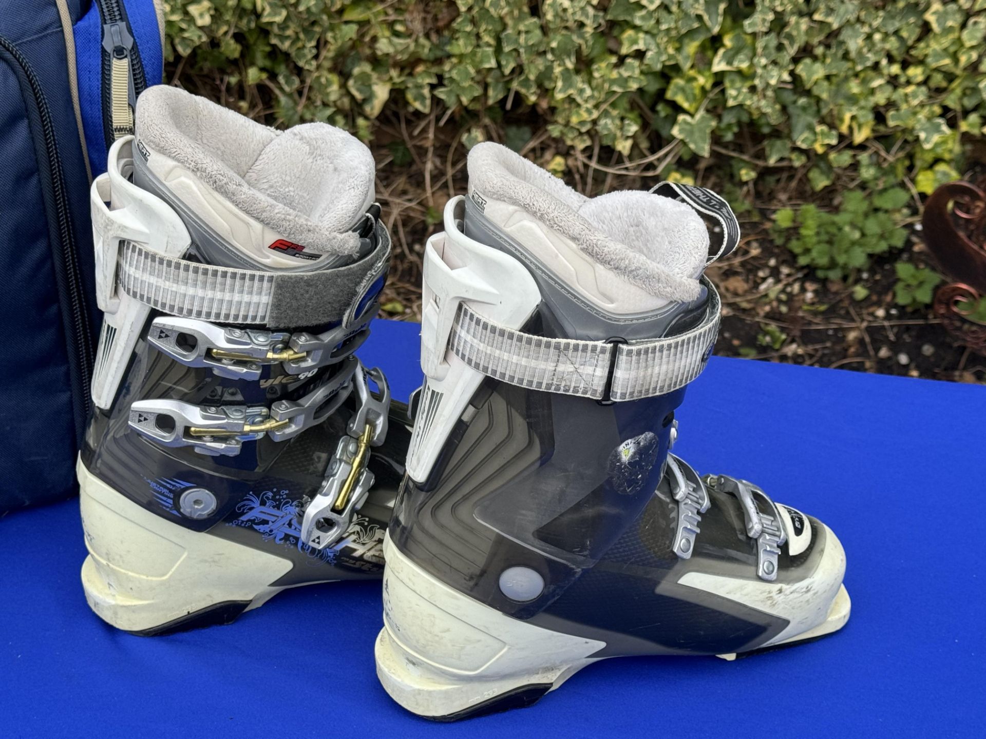 Three sets of Ski Boots Lowa Solomon Fischer all with bags - Image 5 of 25