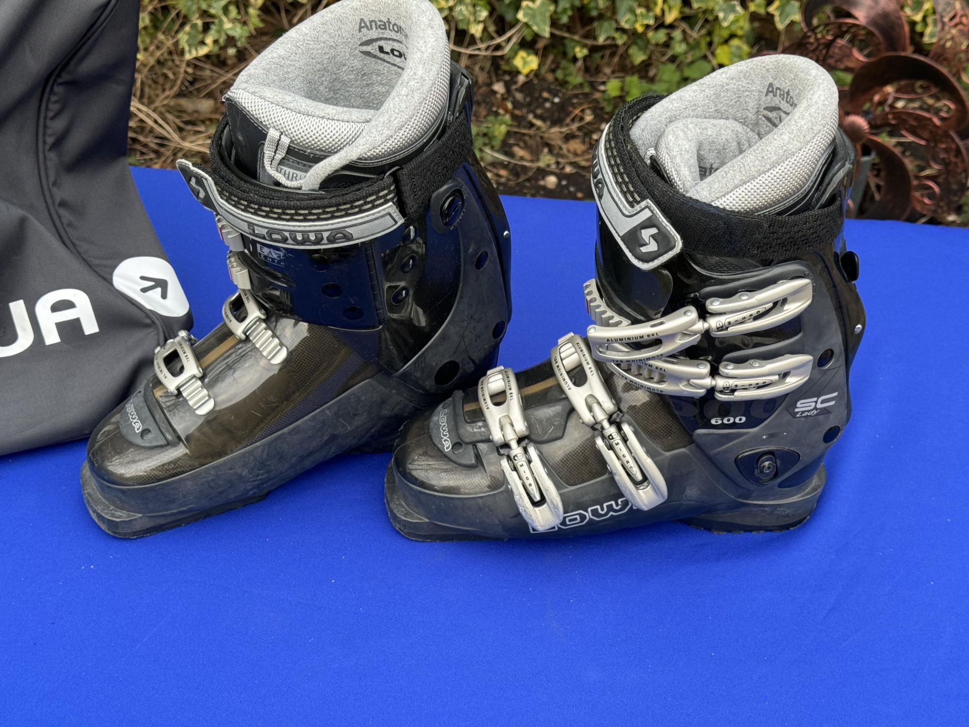 Three sets of Ski Boots Lowa Solomon Fischer all with bags - Image 17 of 25