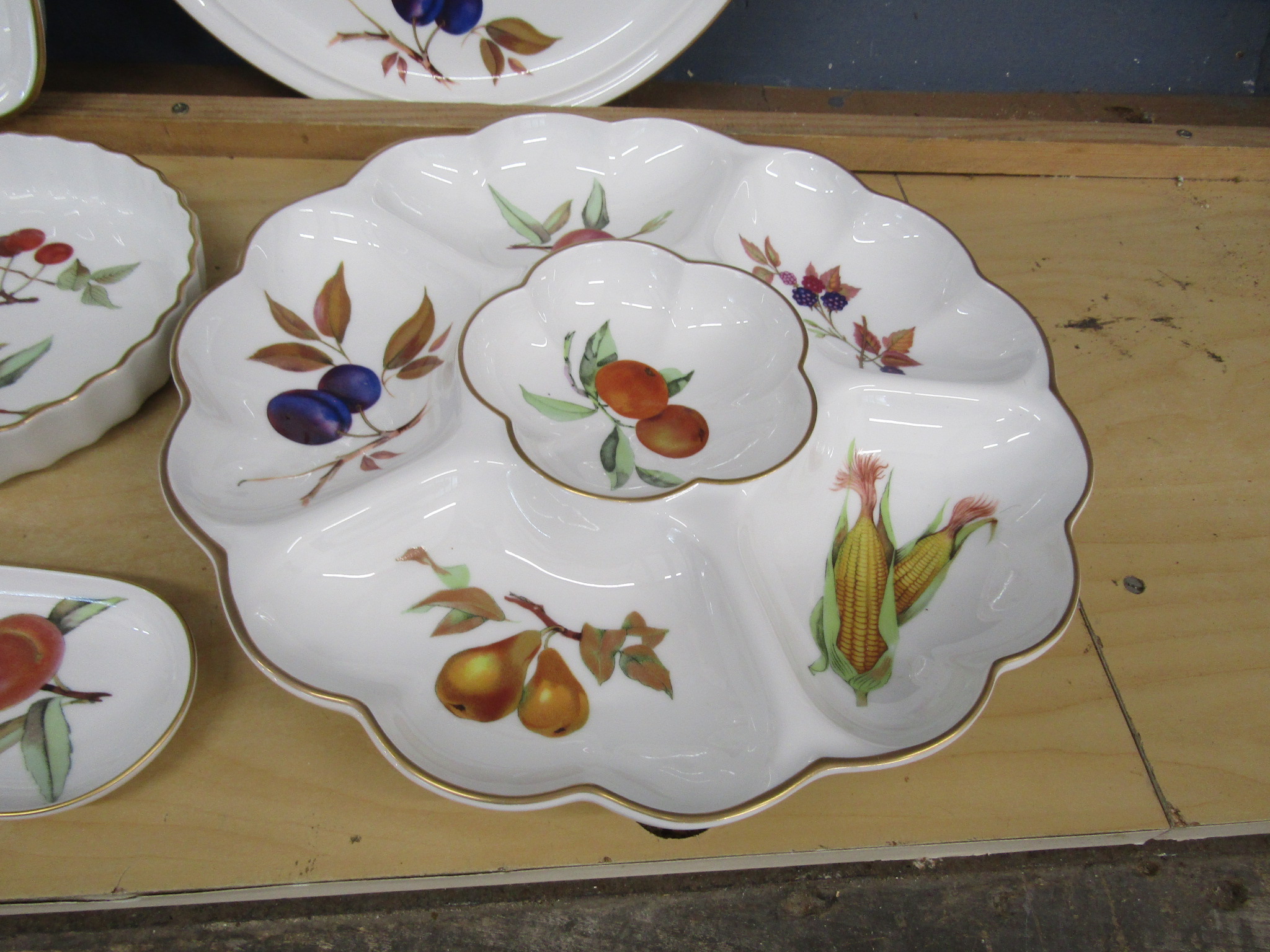 Royal Worcester 'Evesham' tableware - Image 2 of 5