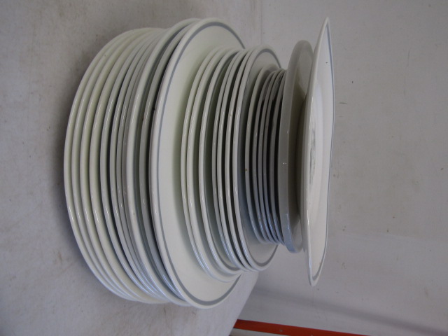 Susie Cooper 'Glen Mist' for Wedgwood part dinner service comprising 12 dinner plates, 7 side plates - Image 4 of 7