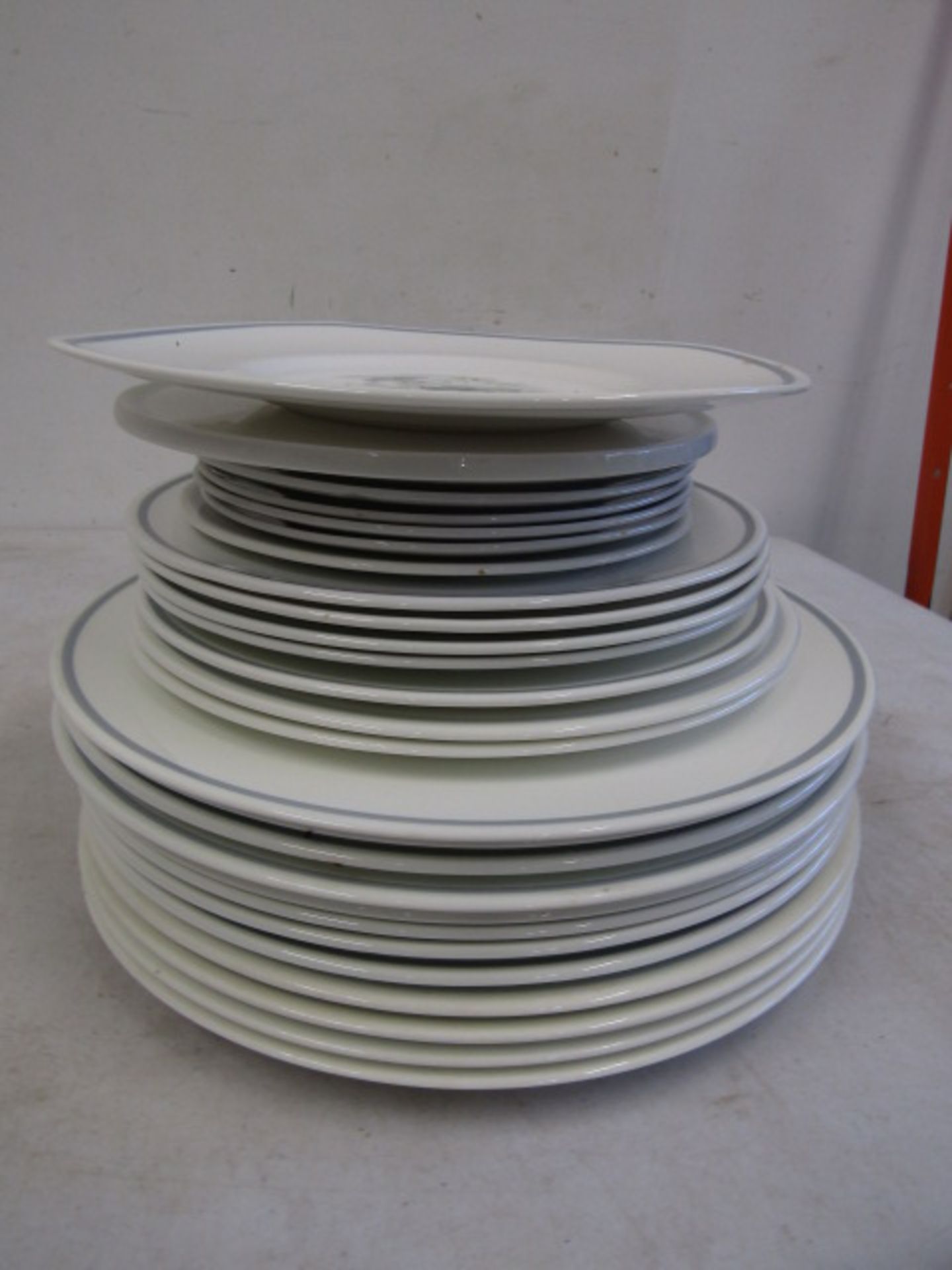Susie Cooper 'Glen Mist' for Wedgwood part dinner service comprising 12 dinner plates, 7 side plates - Image 4 of 7